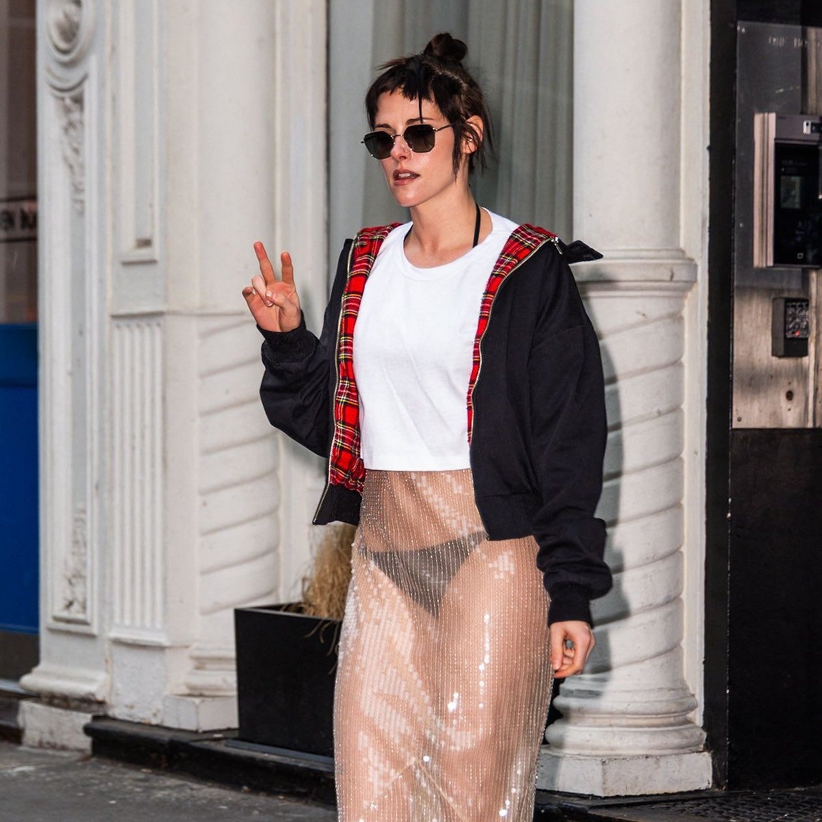 Kristen Stewart Transparan Kombiniyle Ortalığı Yıktı! s b4c29d5c12f55448b698d767cba9b3ec258478dc - Marmara Bölge Gazetesi