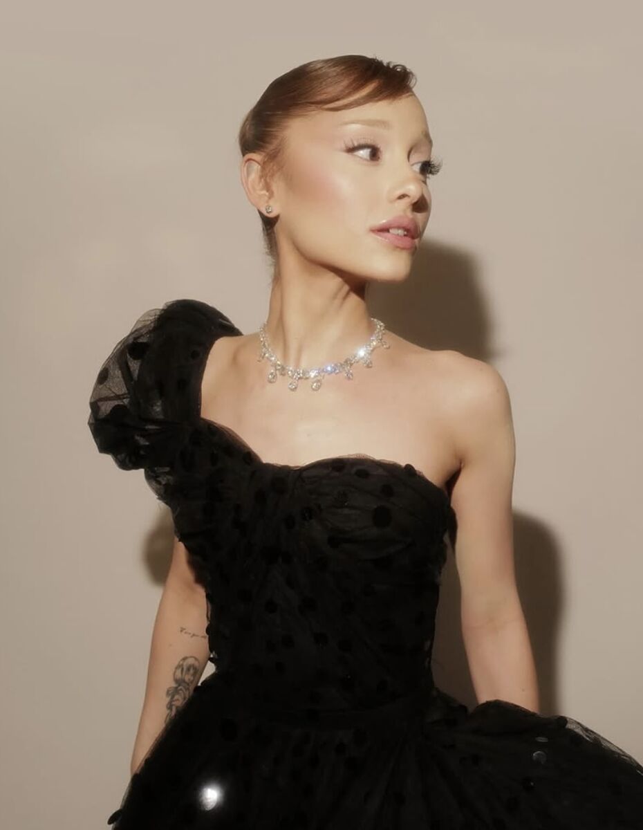 Ariana Grande’nin Parmakları Gündem Oldu s f80a5aae75c4c3afeef99d1e3dd8a2f44edf3a4e - Marmara Bölge Gazetesi