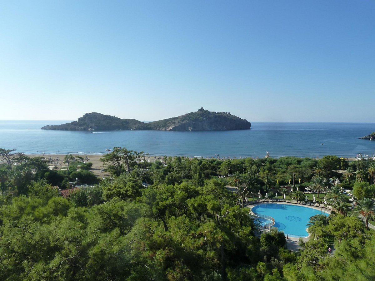 Muğla’nın Dalaman ilçesinde yer alan Sarıgerme Halk Plajı, geniş kumsalı