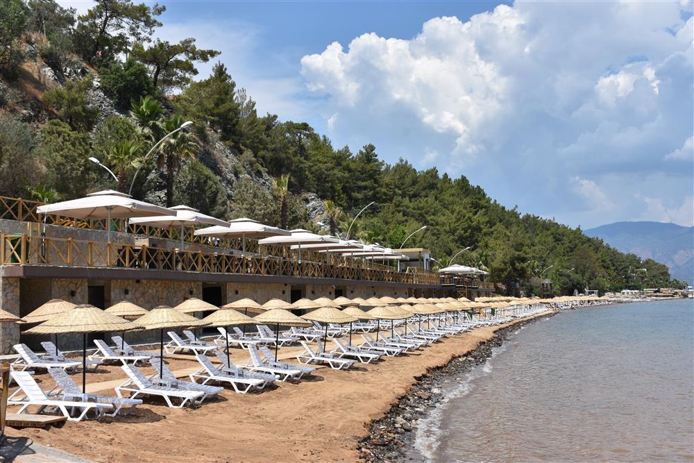 Muğla’nın Marmaris ilçesinde yer alan İçmeler Plajı, berrak denizi, düzenli