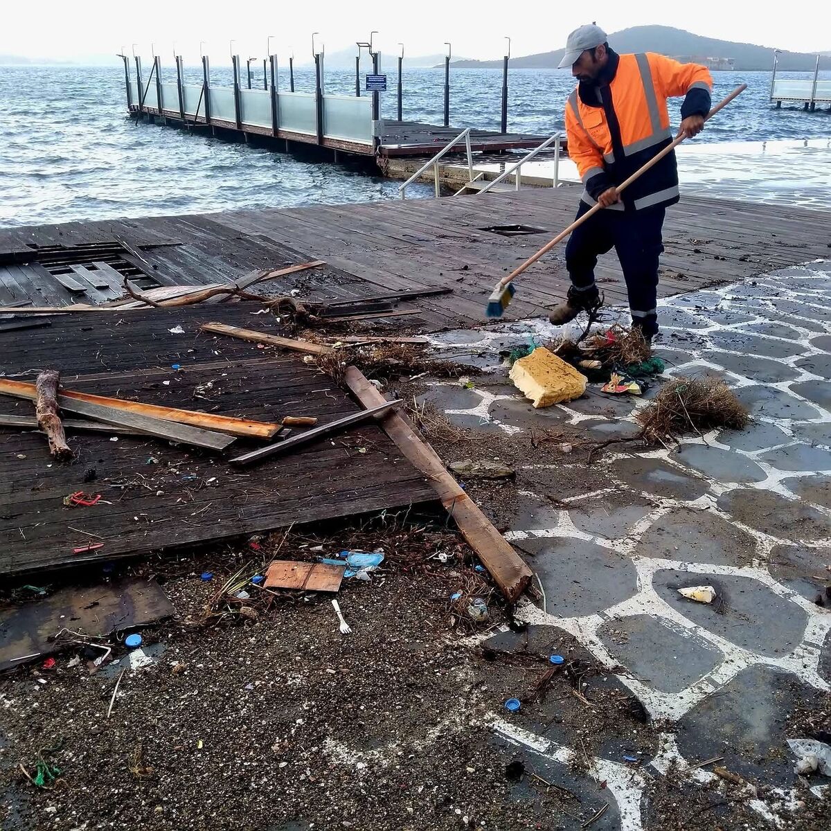 Balıkesir’in Ayvalık ilçesinde etkili olan kuvvetli lodos ve fırtına sonrası