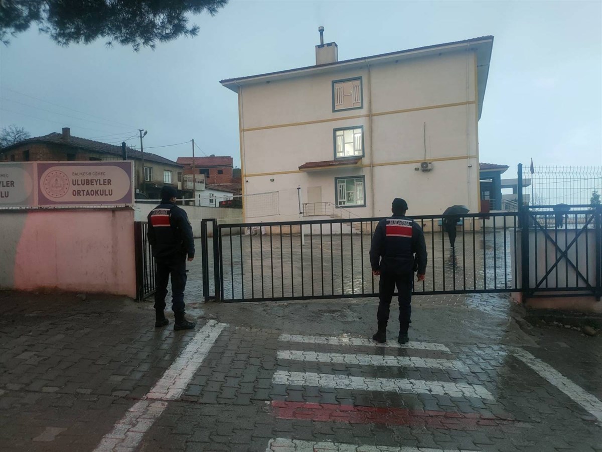 Balıkesir İl Jandarma Komutanlığı’nın gerçekleştirdiği kapsamlı operasyonlarda yüzlerce aranan şahıs