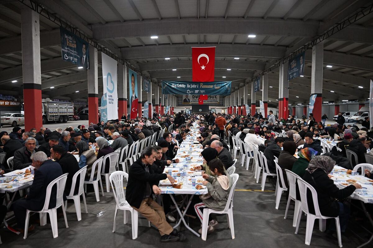 Balıkesir Büyükşehir Belediye Başkanı Ahmet Akın, Ramazan geleneğini sürdürerek orucunu