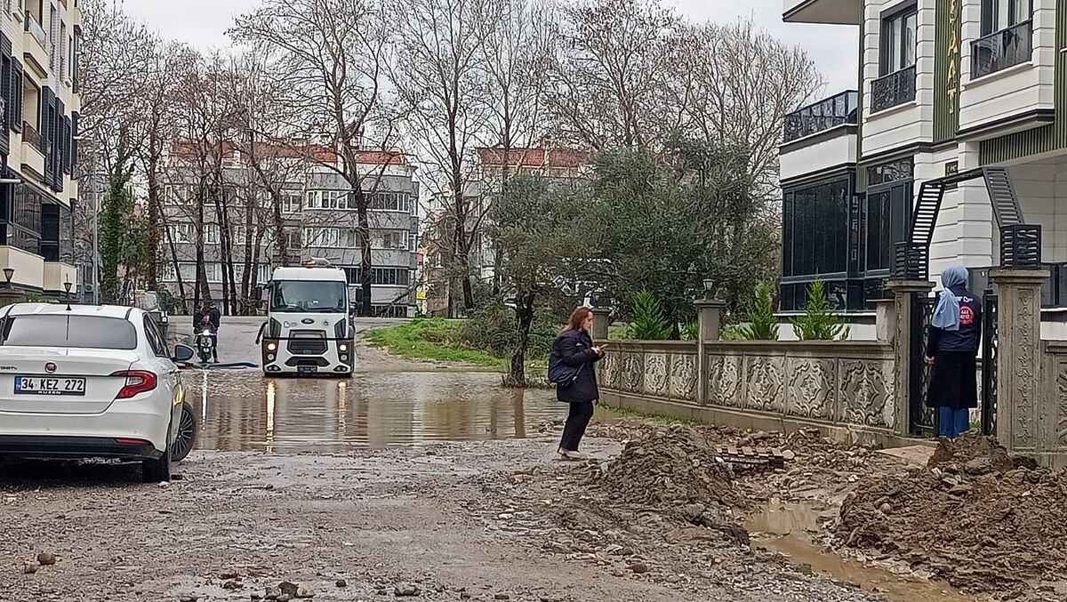 Balıkesir’de etkili olan sağanak yağışın günlük yaşamı aksatmaması için Balıkesir