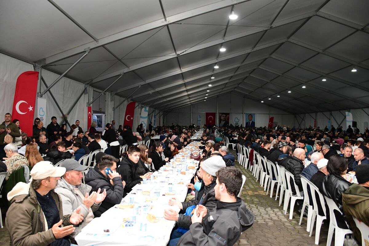 Balıkesir Büyükşehir Belediyesi’nin Atatürk Parkı’nda kurduğu iftar çadırı Ramazan boyunca