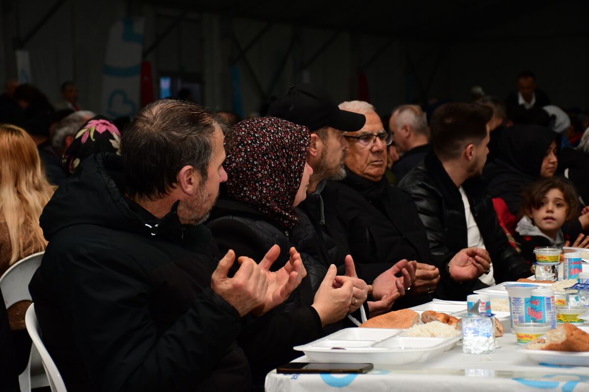 Balıkesir’de Dev İftar Sofrası 4d26f083 e7e7 4c71 925b 99191178518f - Marmara Bölge Gazetesi