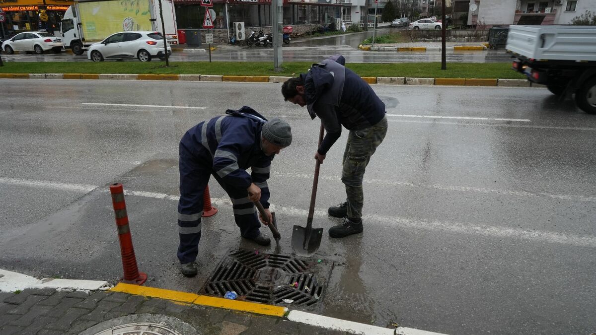 Sağanak Yağışlara Karşı Sahada Kesintisiz Mücadele 51112397 fd3d 4375 b419 926f204a21a8 - Marmara Bölge Gazetesi