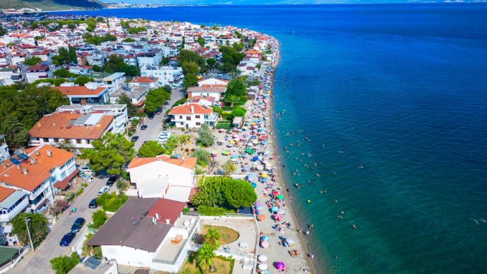 Altınoluk, Kazdağları’nın eteklerinde temiz havası, berrak denizi ve doğal güzellikleriyle