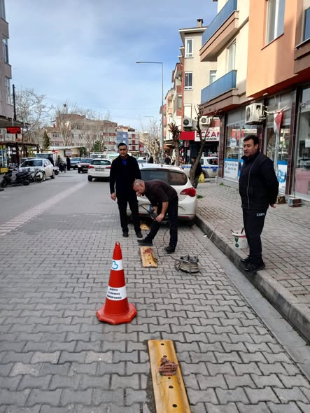 Gönen Belediyesi, ilçe genelinde trafik güvenliğini artırmak ve sürüş düzenini
