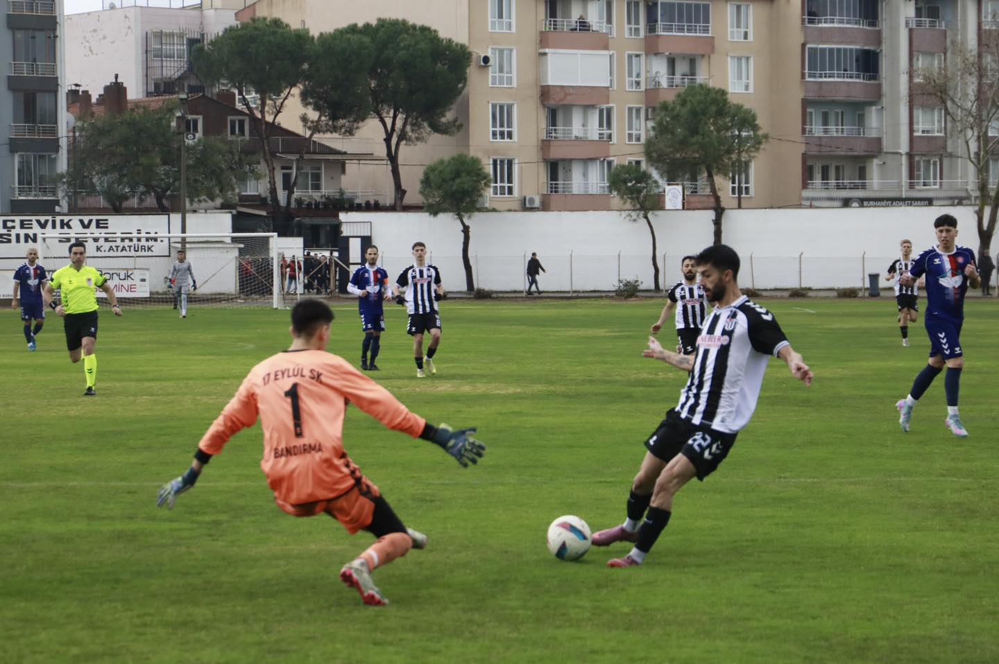 Burhaniye Belediyespor, sahasında ağırladığı Bandırma 17 Eylül Spor Kulübü’nü 8-1’lik