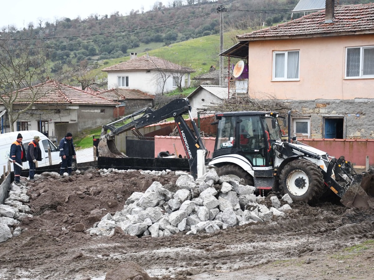 Balya Belediyesi, Habipler Mahallesi’nde sosyal tesis çalışmalarını sürdürürken, Narlı Mahallesi’nde