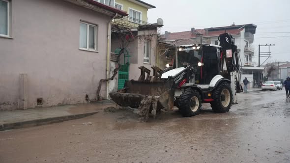Sındırgı’da etkili olan yağışlar öncesinde ve sonrasında belediye ekipleri, olası