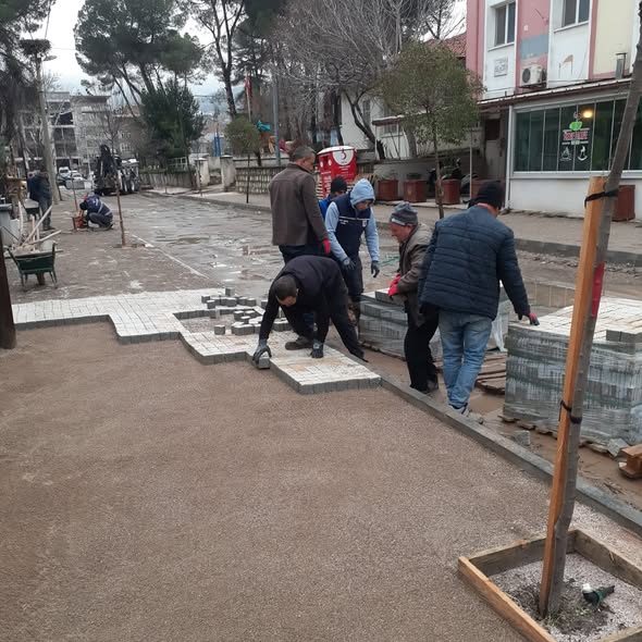Bigadiç’te İnönü Caddesi’nde sürdürülen kaldırım düzenleme çalışmalarıyla birlikte, yayalar için