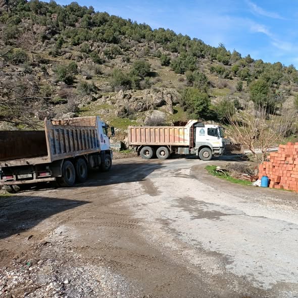 Bigadiç’te kırsal mahallelerde tarım arazileri ve yerleşim alanlarına ulaşımı kolaylaştırmak