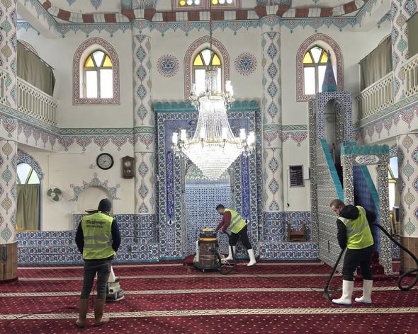 Burhaniye Belediyesi, Ramazan ayı yaklaşırken ilçe genelindeki camilerde kapsamlı temizlik