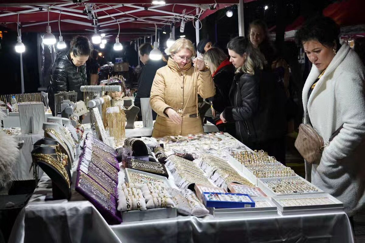 Sevgi Sanat Sokağı etkinlikleri yoğun katılımla devam ediyor. Belediye Başkanı