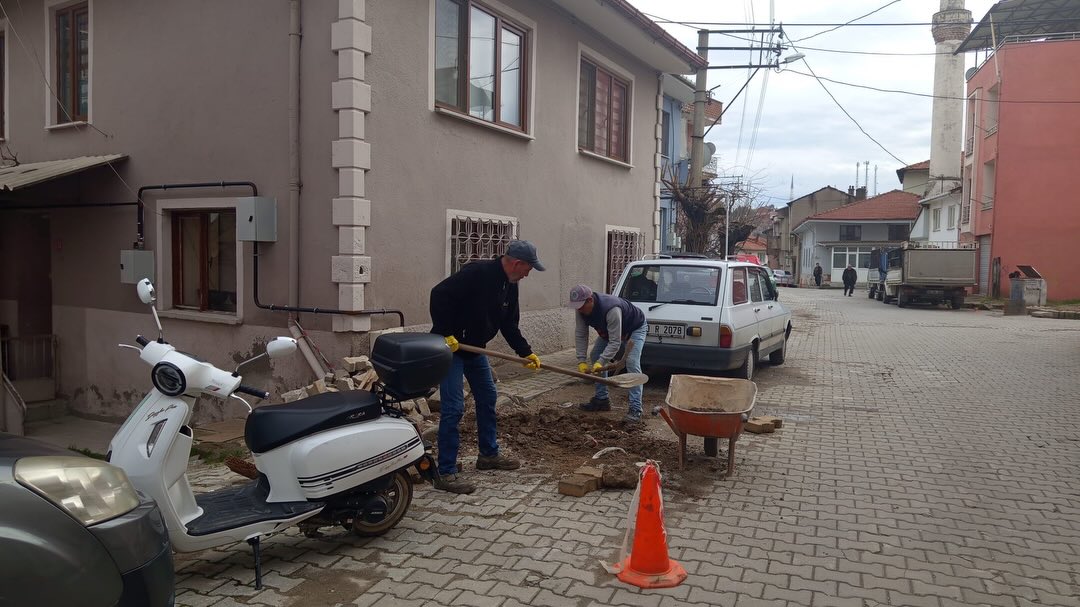 Fen İşleri Ekipleri Sahada Aralıksız Çalışıyor 631444618 18514909873079512 9098082490996112672 n - Marmara Bölge Gazetesi