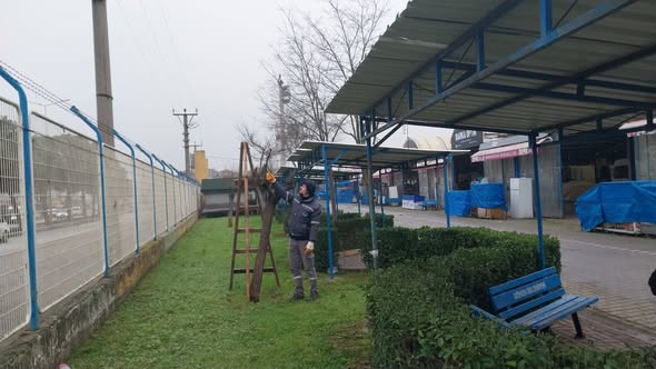 Gönen Belediyesi, kırsal mahallelerden kent merkezine kadar birçok noktada çalışmalarını