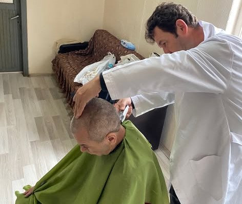 Susurluk Belediyesi’nin “Evimde Hizmet Var” projesi kapsamında yaşlı, engelli ve