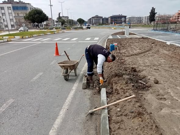 Burhaniye Belediyesi, ilçe genelinde park ve yeşil alanlarda kapsamlı bakım