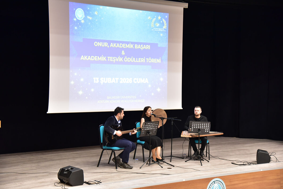 Balıkesir Üniversitesi’nde düzenlenen ödül töreni, akademik başarıların ve şehre katkı