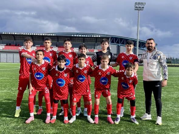 Burhaniye Belediyespor U-14 Futbol Takımı, Balıkesir genelinde düzenlenen finallerde gösterdiği
