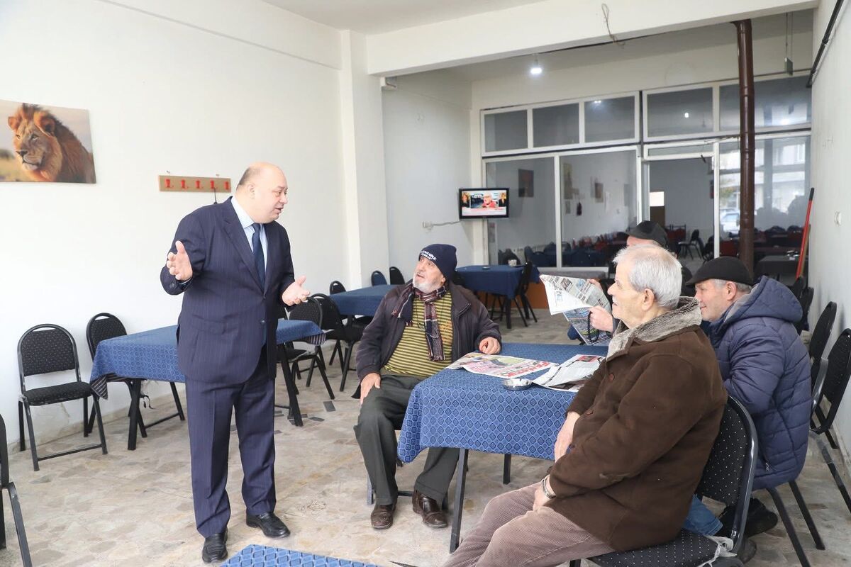 Gönen Belediye Başkanı İbrahim Palaz, Sarıköy’de esnaf ziyaretleri gerçekleştirerek vatandaşlarla