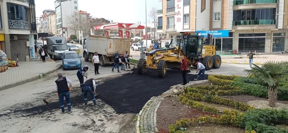 Burhaniye’de olumsuz hava koşulları nedeniyle bozulan yollar için ekipler sahaya