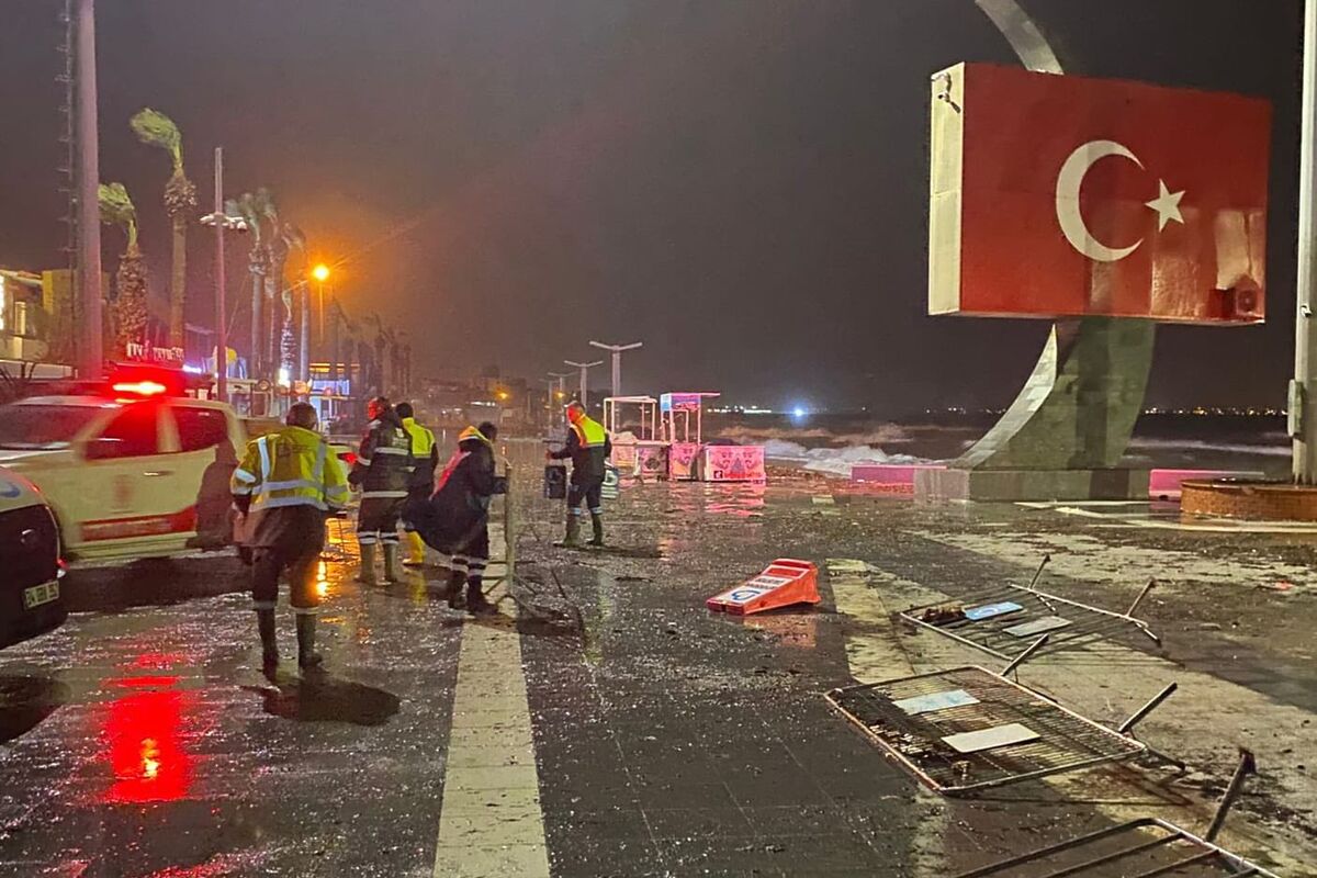 Kuvvetli lodos ve olumsuz hava koşullarının etkili olduğu sahil bölgelerinde