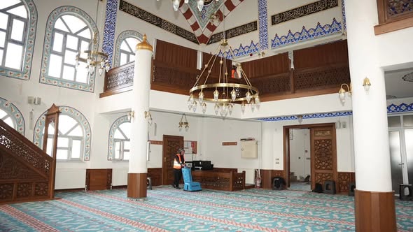Sındırgı Belediyesi, yaklaşan Ramazan ayı öncesinde ilçe genelindeki camilerde temizlik
