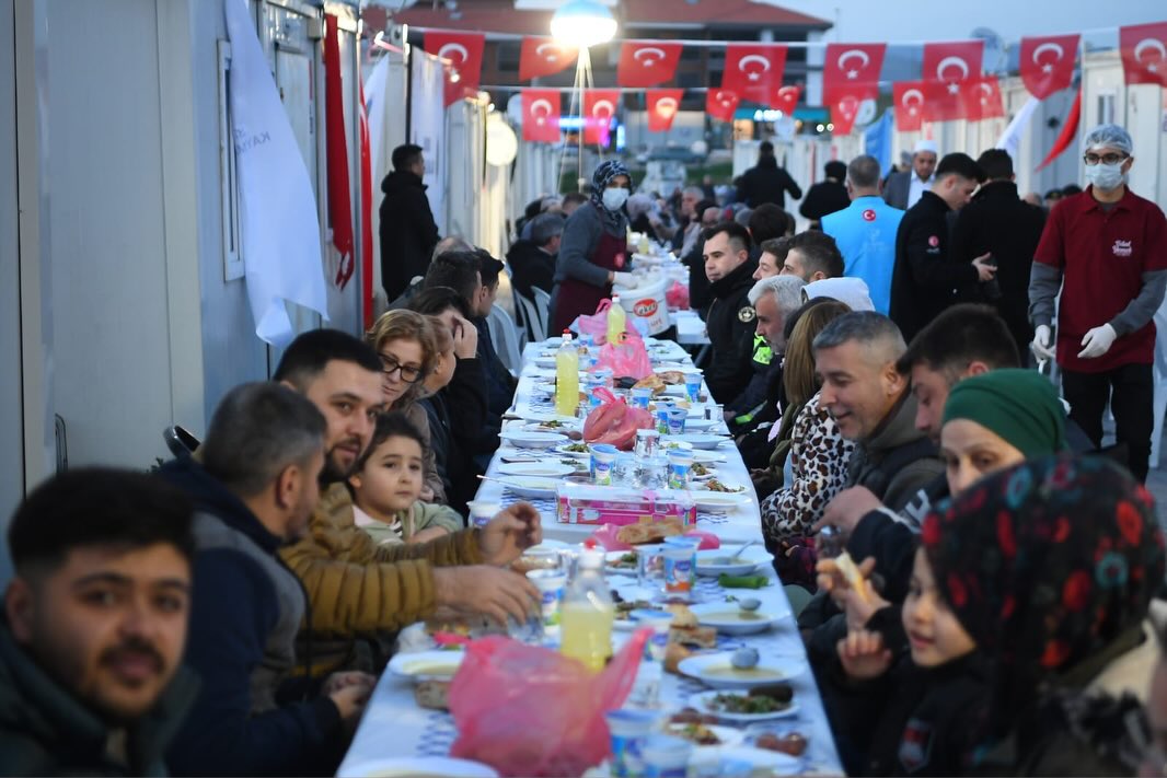 Balıkesir Valisi İsmail Ustaoğlu, Sındırgı Tomruk Geçici Konaklama Merkezi’nde depremzede
