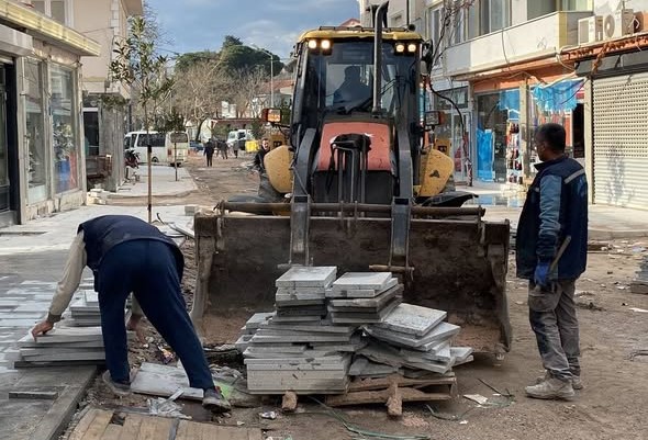 Bigadiç Belediyesi tarafından ilçe merkezinde yürütülen sokak sağlıklaştırma çalışmaları aralıksız