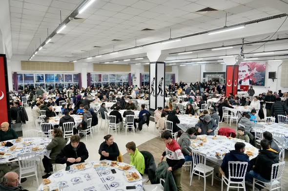 Ramazan ayının 4’üncü gününde Ahmet Akın Kültür Merkezi’nde düzenlenen iftar
