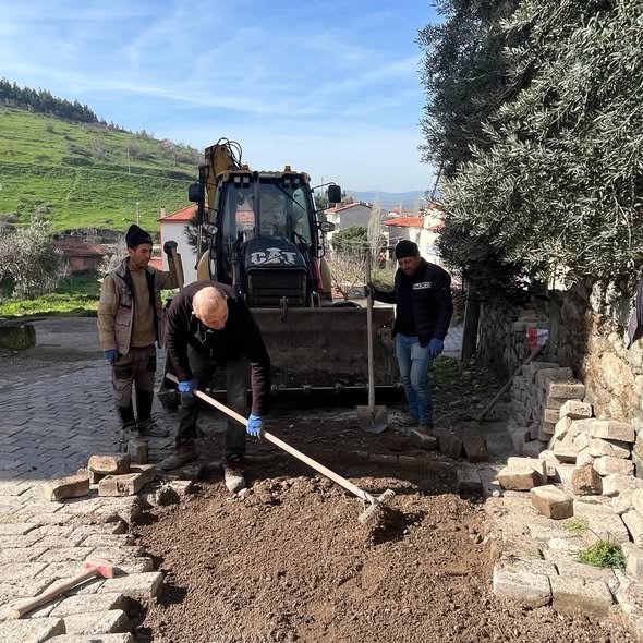 Bigadiç’te ilçe merkezinde yürütülen parke tamirat ve bakım çalışmaları aralıksız