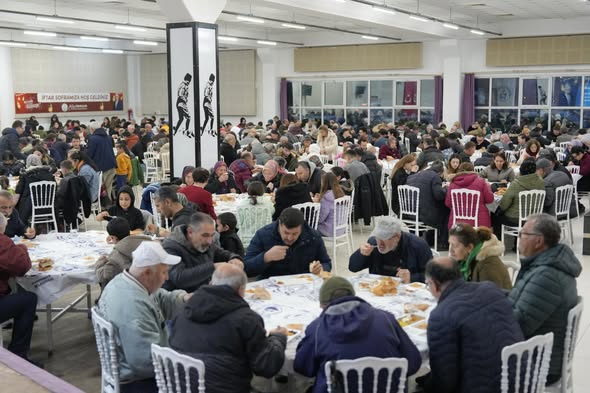 Burhaniye Belediyesi tarafından Ramazan ayı kapsamında düzenlenen iftar programları vatandaşları