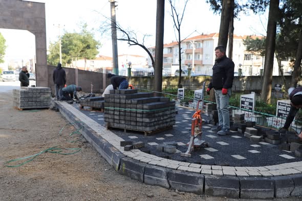 İbrahim Palaz Gönen Belediye Başkanı İbrahim Palaz, şehir mezarlığında devam