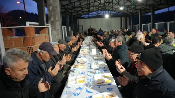 Karagür Mahallesi’nde düzenlenen iftar programında vatandaşlarla bir araya gelindi. İftarın