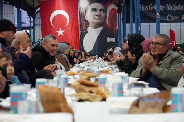 Balıkesir Büyükşehir Belediyesi tarafından Savaştepe’de düzenlenen iftar programı yoğun katılımla