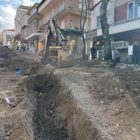 Bigadiç’te Belediye Caddesi’nde başlatılan sokak sağlıklaştırma projesi tüm hızıyla devam