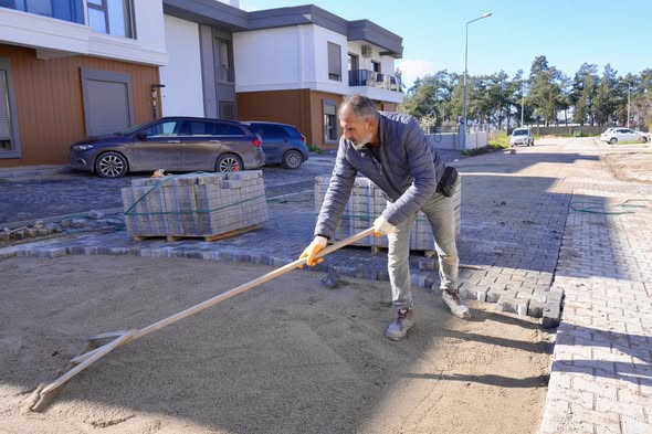 Burhaniye Belediyesi Fen İşleri Müdürlüğü ekipleri, ilçe genelinde planlanan program