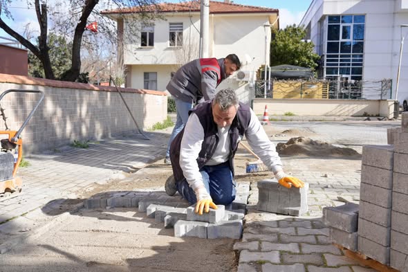 Burhaniye’de Yol ve Altyapı Atağı 643828287 1386939233472441 6053855371475756398 n - Marmara Bölge Gazetesi