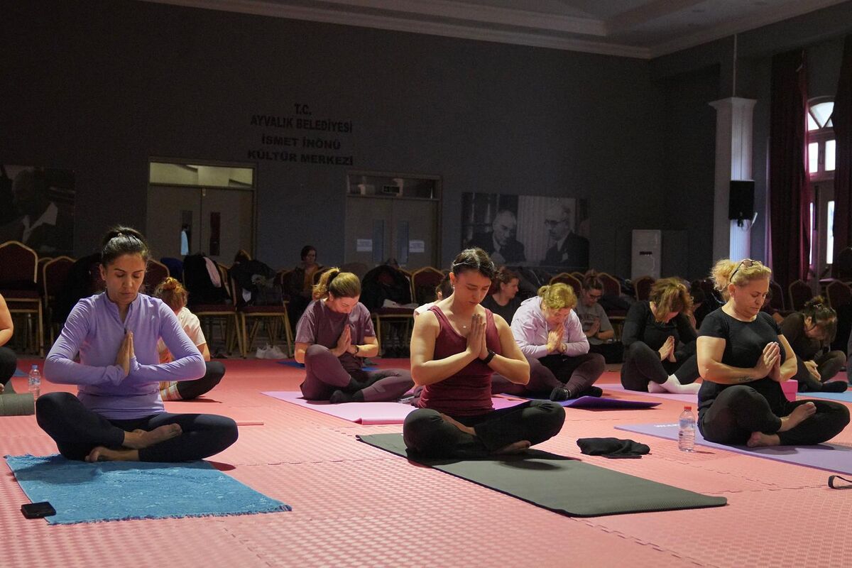 Balıkesir’de Ücretsiz Yoga Kurslarına Yoğun İlgi 68a16294 374e 4507 a371 3b10e7c42b2b - Marmara Bölge Gazetesi