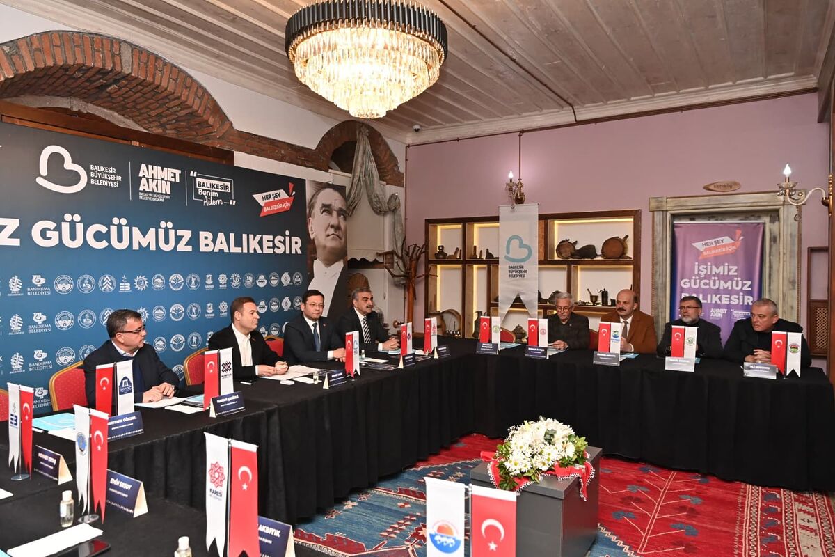 Sındırgı’da düzenlenen Belediye Başkanları Toplantısı’nda deprem sonrası yürütülen çalışmalar ele