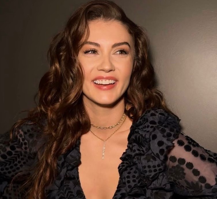 Başarılı oyuncu Burcu Özberk, İbrahim Selim’in YouTube’da yayınlanan “İbrahim Selim’le