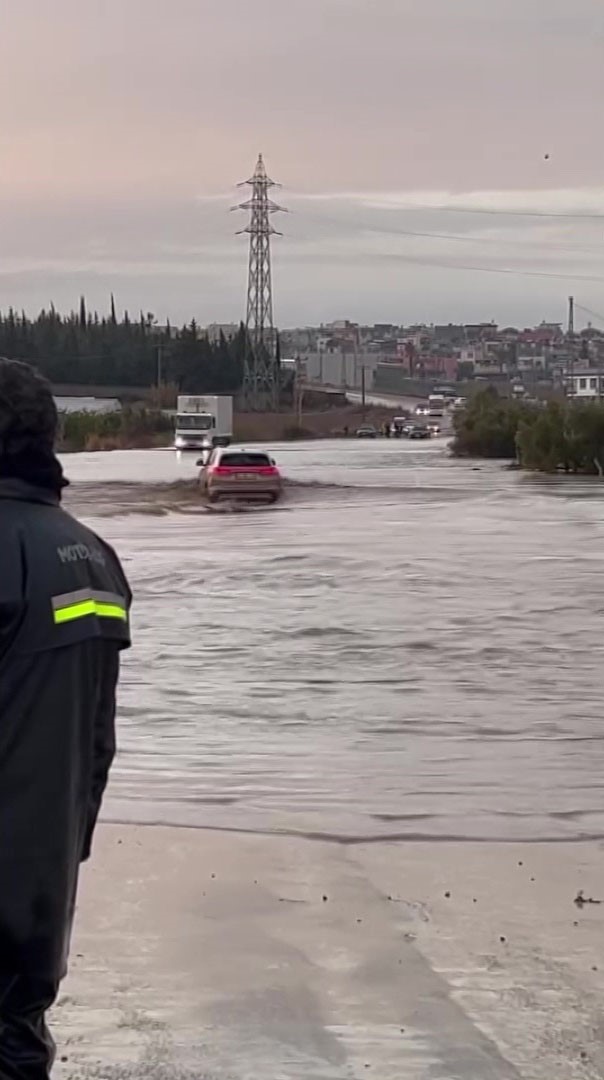 Diğer Araçlar Bekledi, TOGG Göle Dönen Yoldan Böyle Geçti AW632175 01 - Marmara Bölge Gazetesi