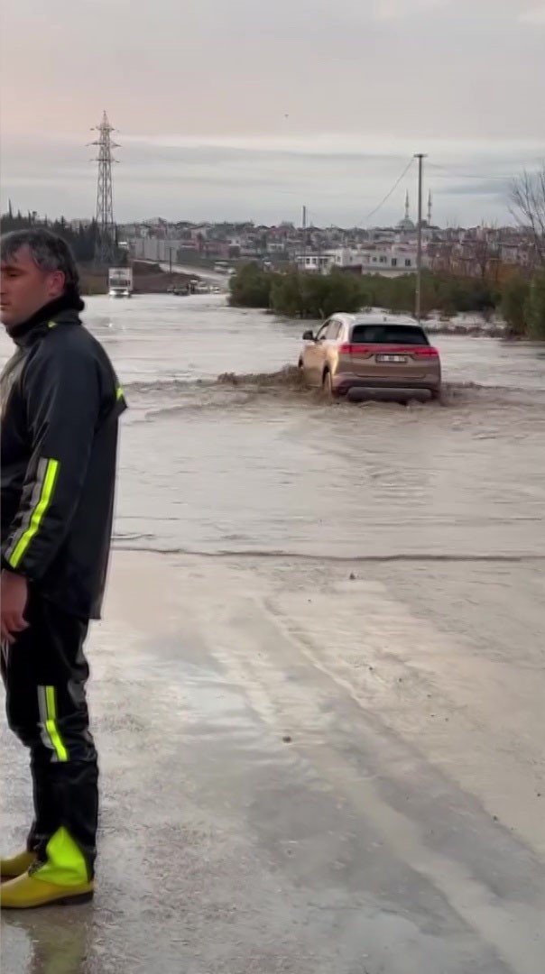 Diğer Araçlar Bekledi, TOGG Göle Dönen Yoldan Böyle Geçti AW632175 03 - Marmara Bölge Gazetesi