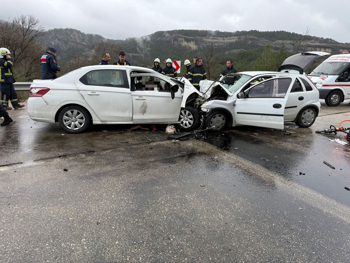 SON DAKİKA! Burdur’da İki Otomobil Kafa Kafaya Çarpıştı: 7 Ölü, 5 Yaralı AW632326 01 - Marmara Bölge Gazetesi