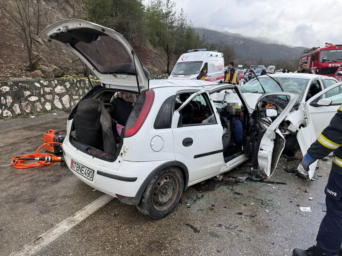 SON DAKİKA! Burdur’da İki Otomobil Kafa Kafaya Çarpıştı: 7 Ölü, 5 Yaralı AW632326 03 - Marmara Bölge Gazetesi