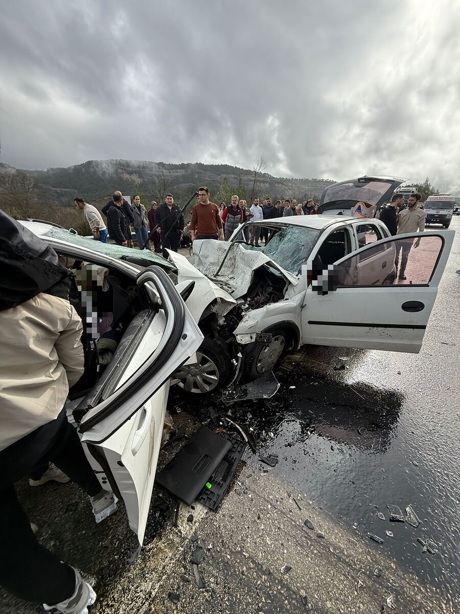 SON DAKİKA! Burdur’da İki Otomobil Kafa Kafaya Çarpıştı: 7 Ölü, 5 Yaralı AW632326 04 - Marmara Bölge Gazetesi