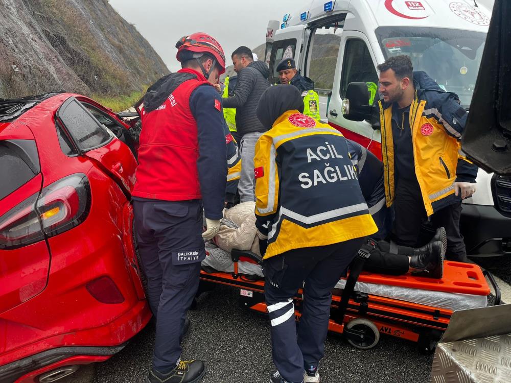 Balıkesir'de Otomobil Yoldan Çıktı: 2 Yaralı AW632400 02 - Marmara Bölge Gazetesi